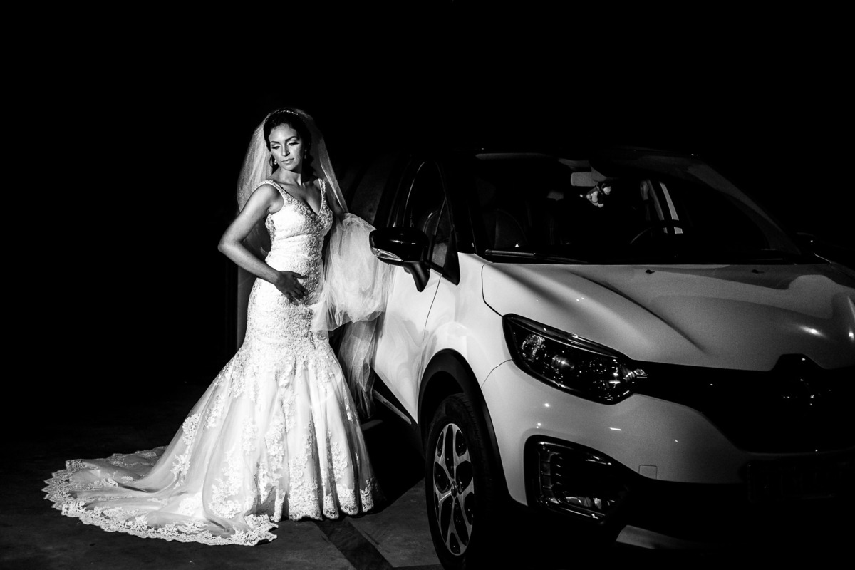 retrato noiva no carro foto preto e branco vestido elizabeth marie noivas salvador