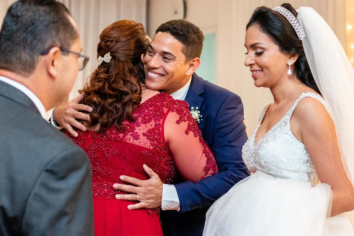 noivo abraçando a mãe da noiva em salvador