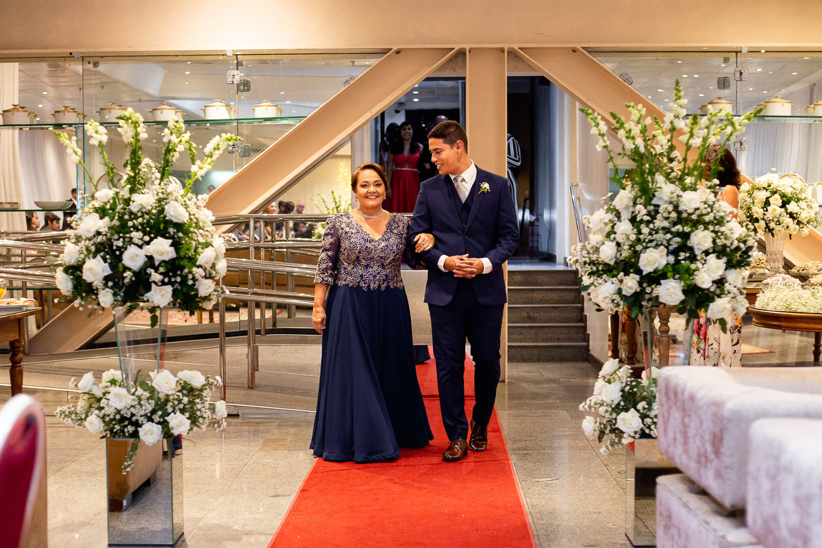 entrada do noivo no casamento olhando para mãe