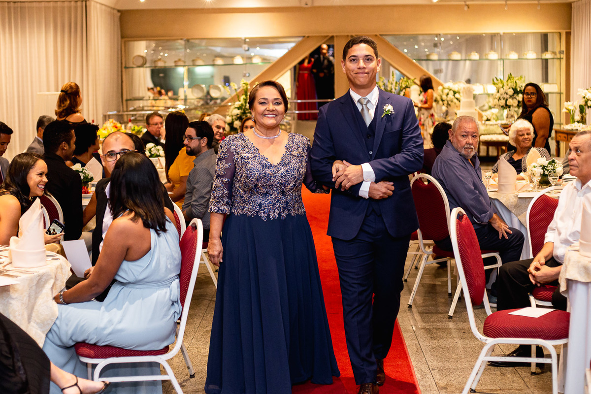 entrada do noivo no casamento com a mãe