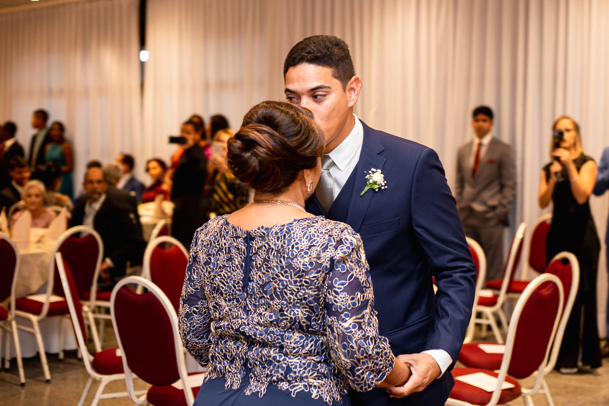 noivo beijando a mãe na entrada salvador bahia