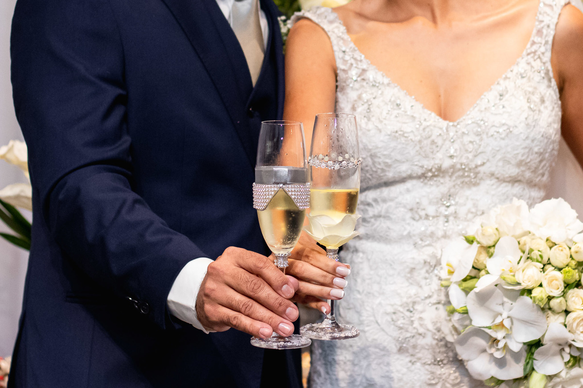 noivos brindando no casamento em salvador