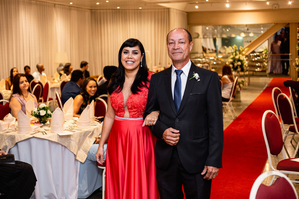 entrada do pai e irmã do noivo no casamento