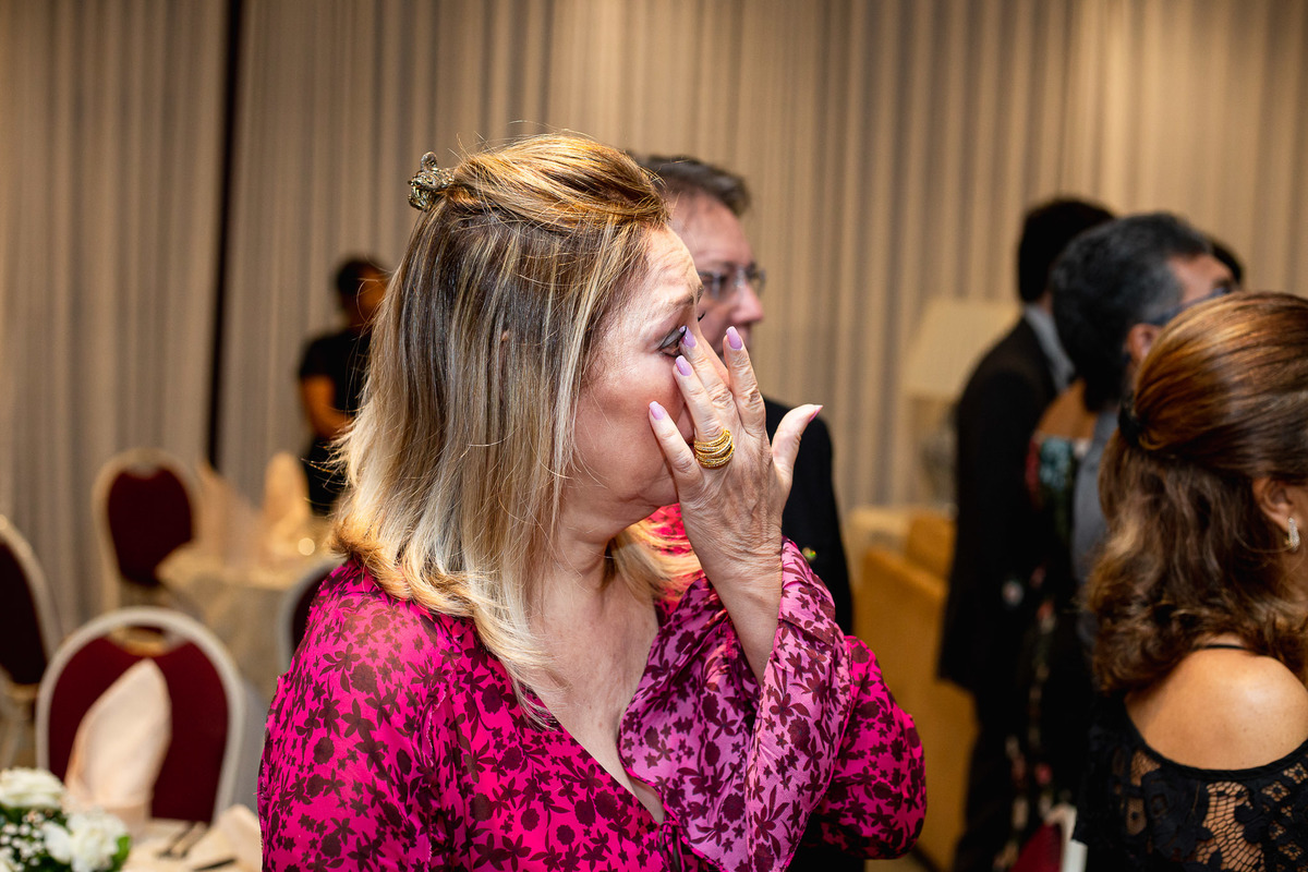 convidada emocionada na entrada da noiva