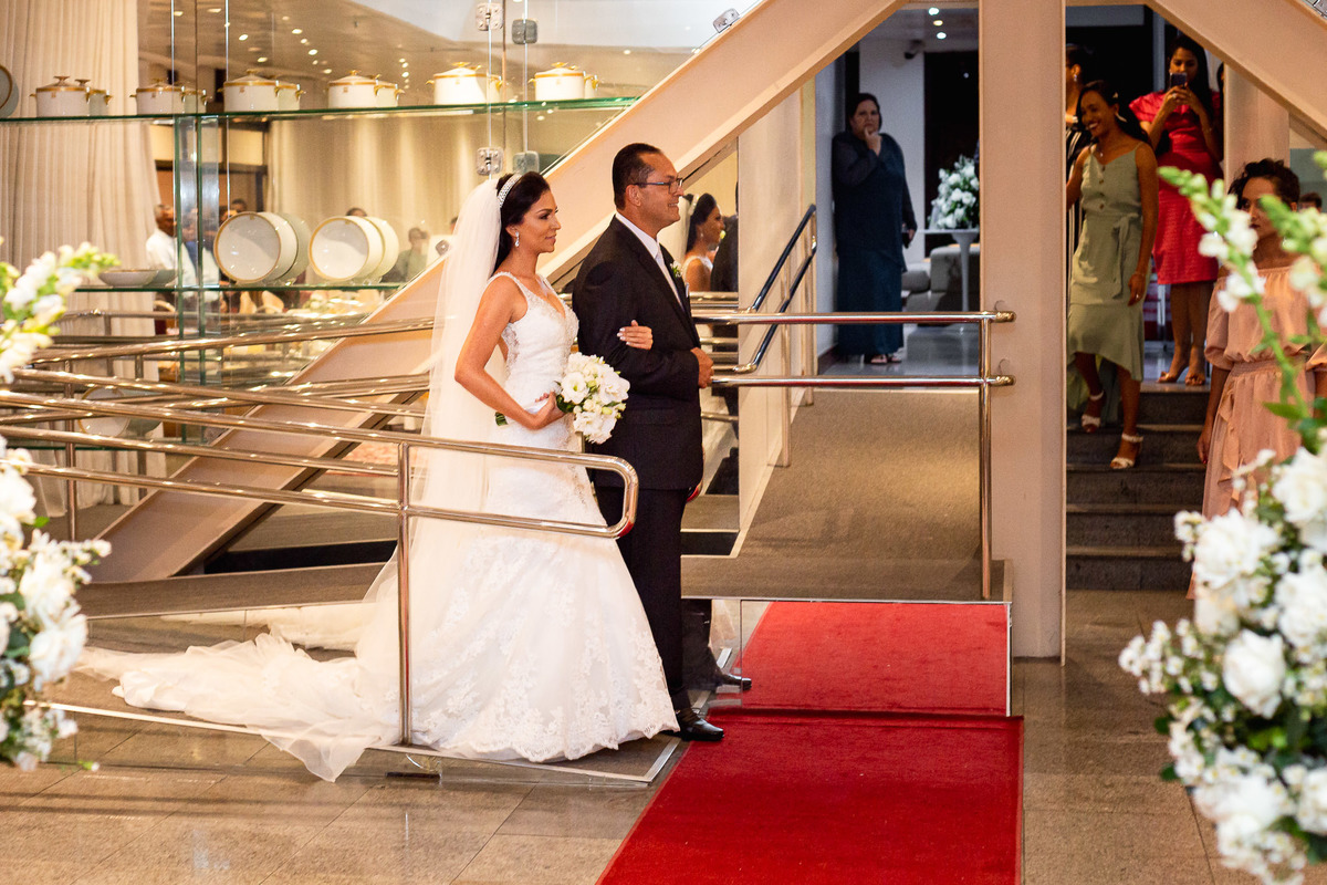 entrada da noiva no casamento com o vestido de noiva eliozabeth marie noivas na casa do comércio salvador