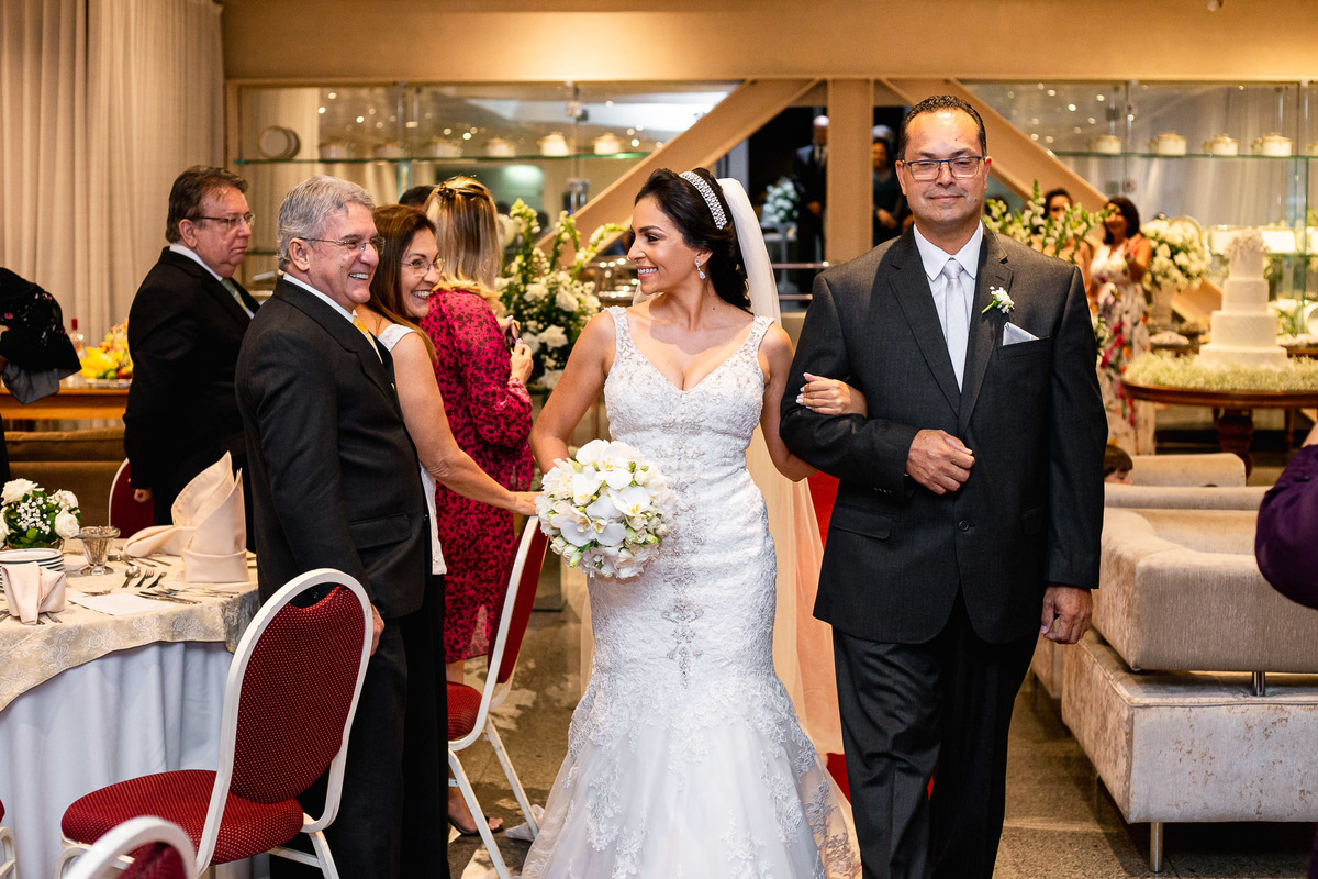 noiva entrando no casamento sorrindo para os convidados em salvador Bahia na casa do comércio
