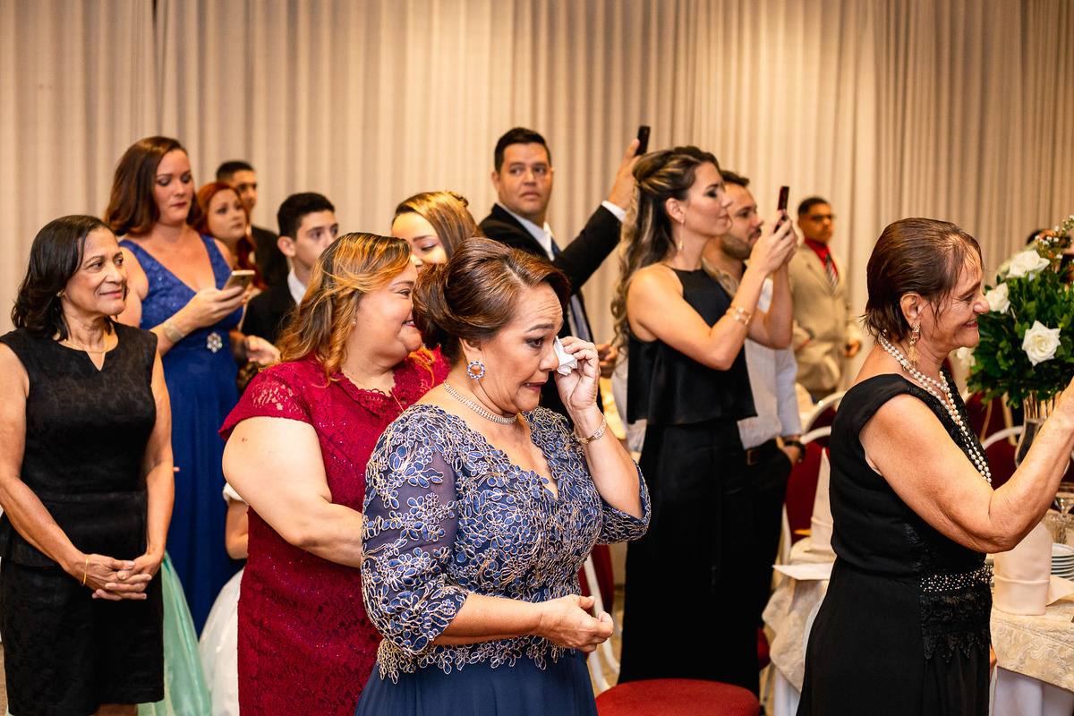 convidados emocionados no casamento em salvador