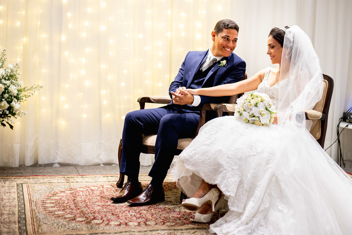 noivo olhando a noiva no altar do casamento em salvador
