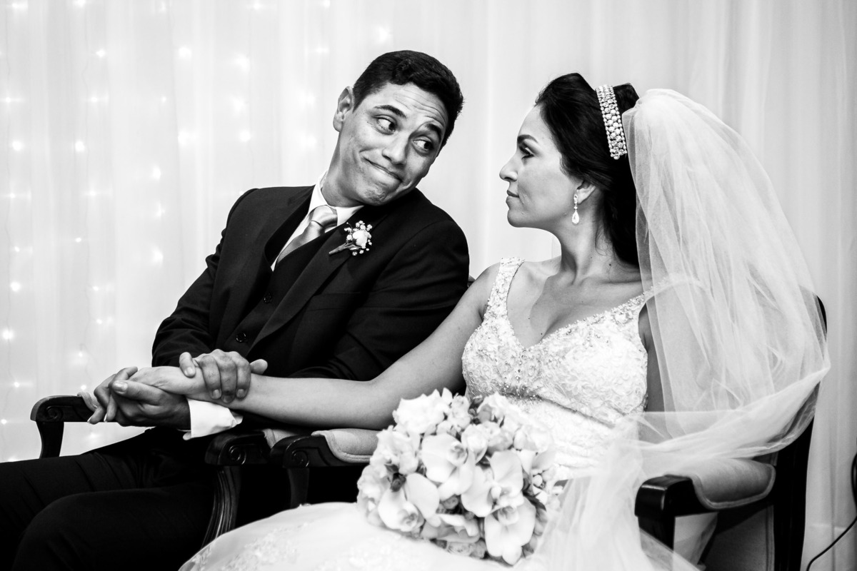 noivo fazendo cara engraçada para a noiva no altar em salvador