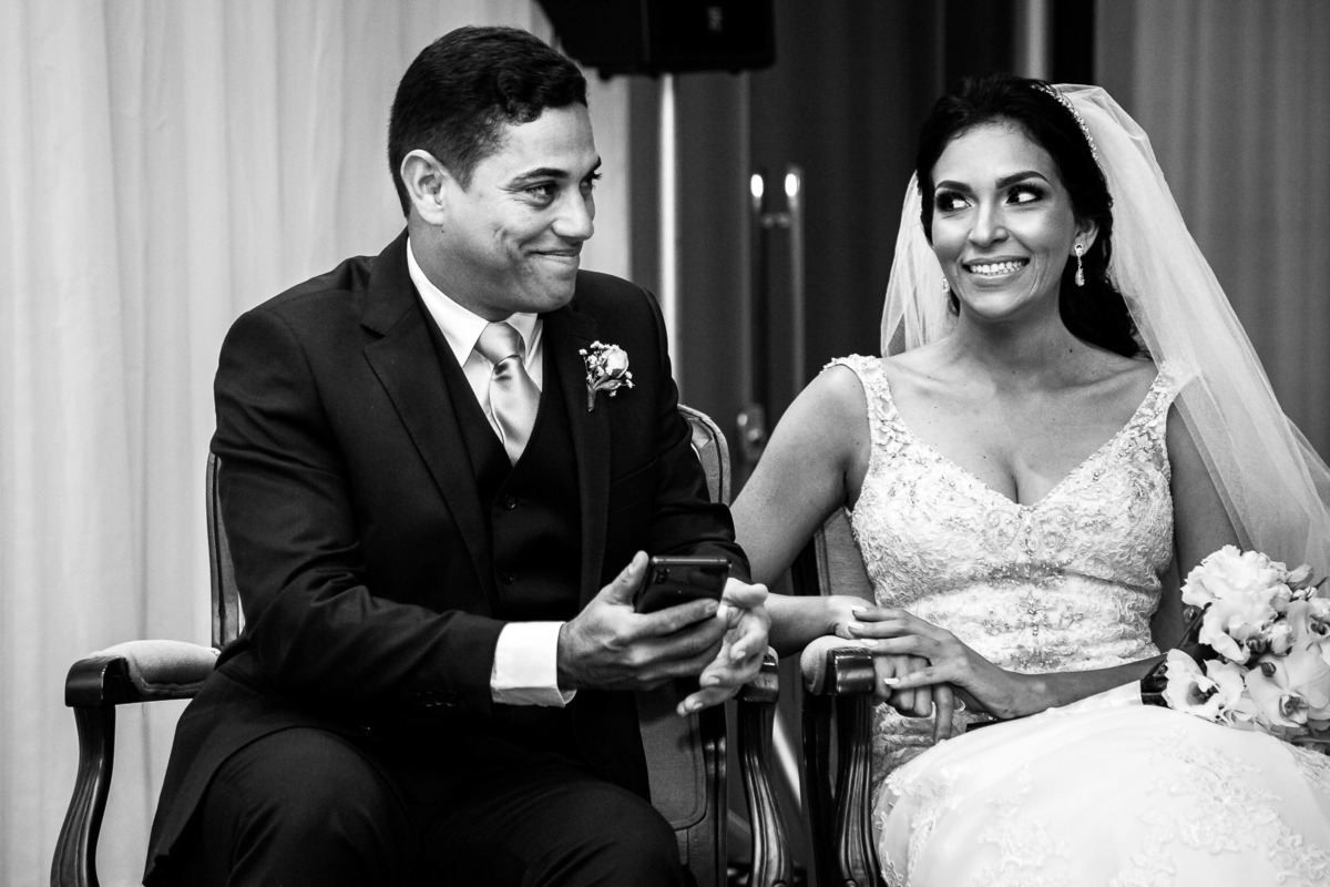 noiva fazendo cara engraçada para a noiva no altar em salvador