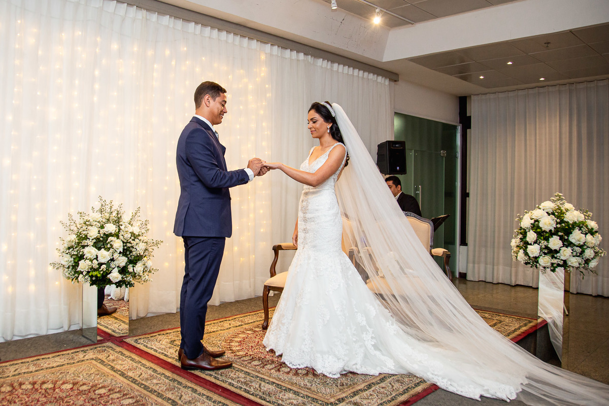 noivo colocando a aliança na noiva em salvador