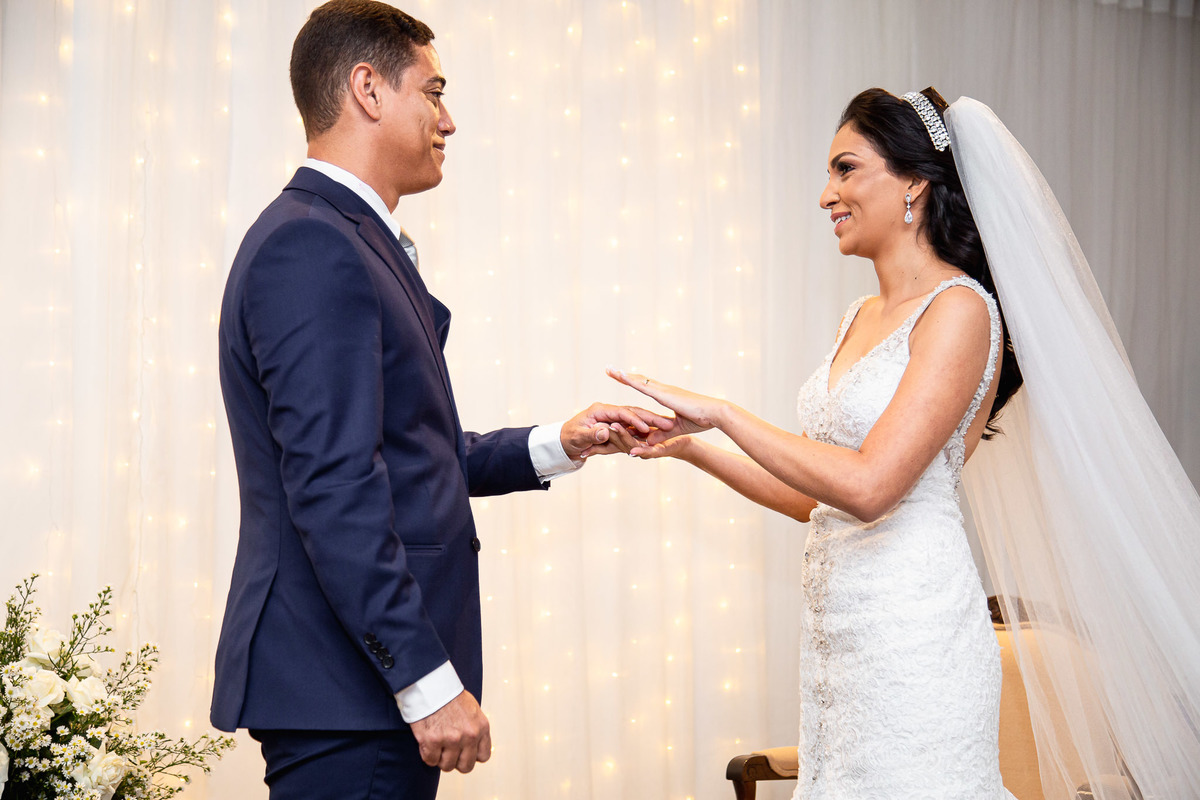 noiva colocando a aliança no noivo em salvador