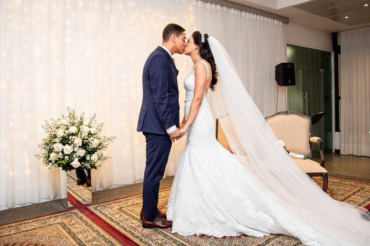 noivos se beijando no casamento em salvador