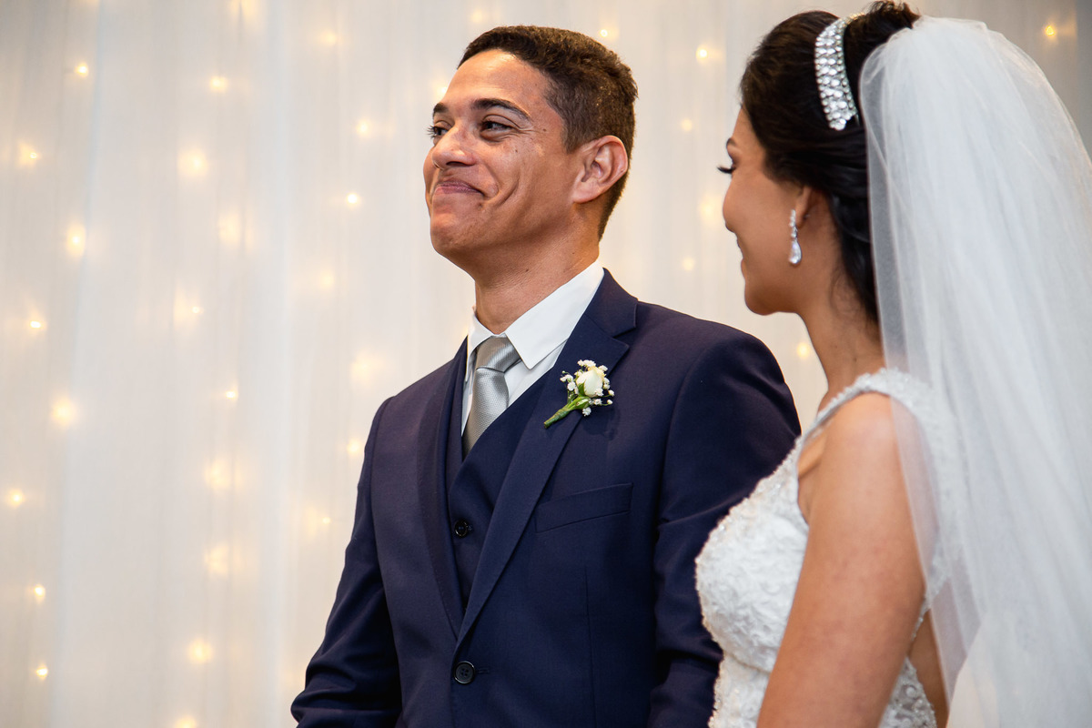 noivo feliz no casamento em salvador