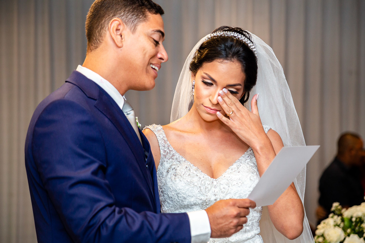 noiva chorando emocionada no altar do casamento em salvador