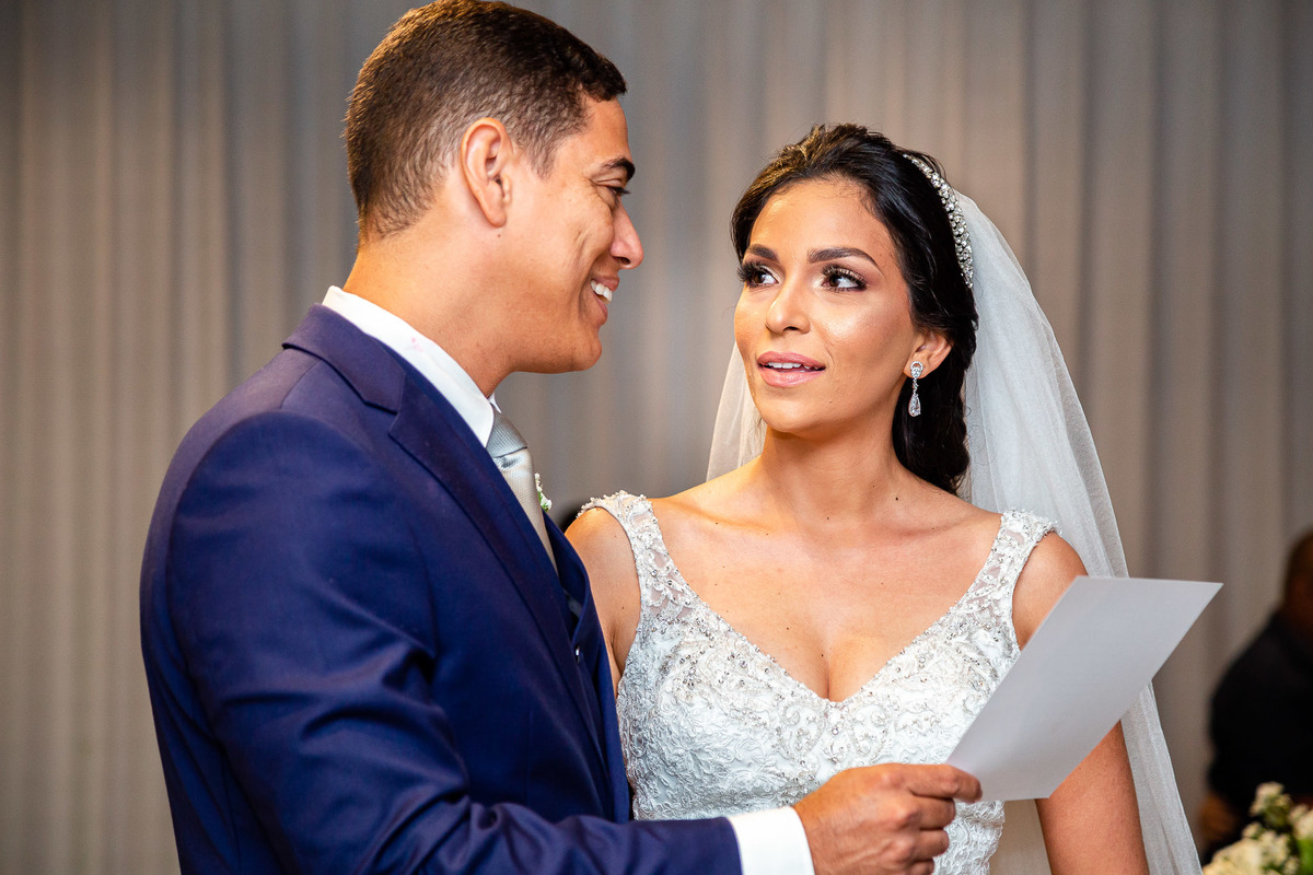 noivos se olhando no altar de casamento em salvador