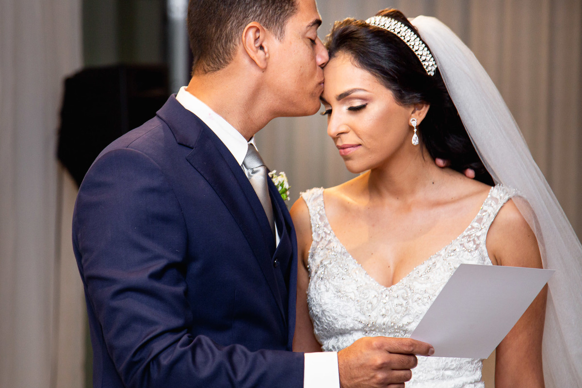 noivo beijando a testa da noiva no casamento em salvador