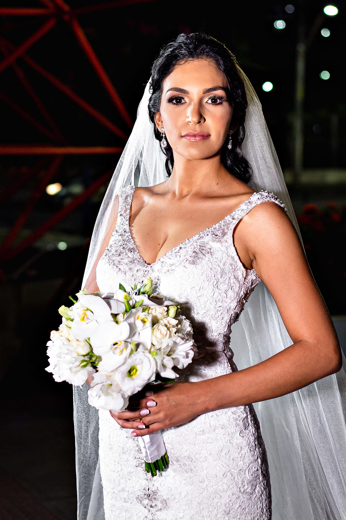 retrato de noiva com vestido de noiva elizabeth marie noivas e maquiagem da noiva salão sá marina
noiva segurando o buquê branco
