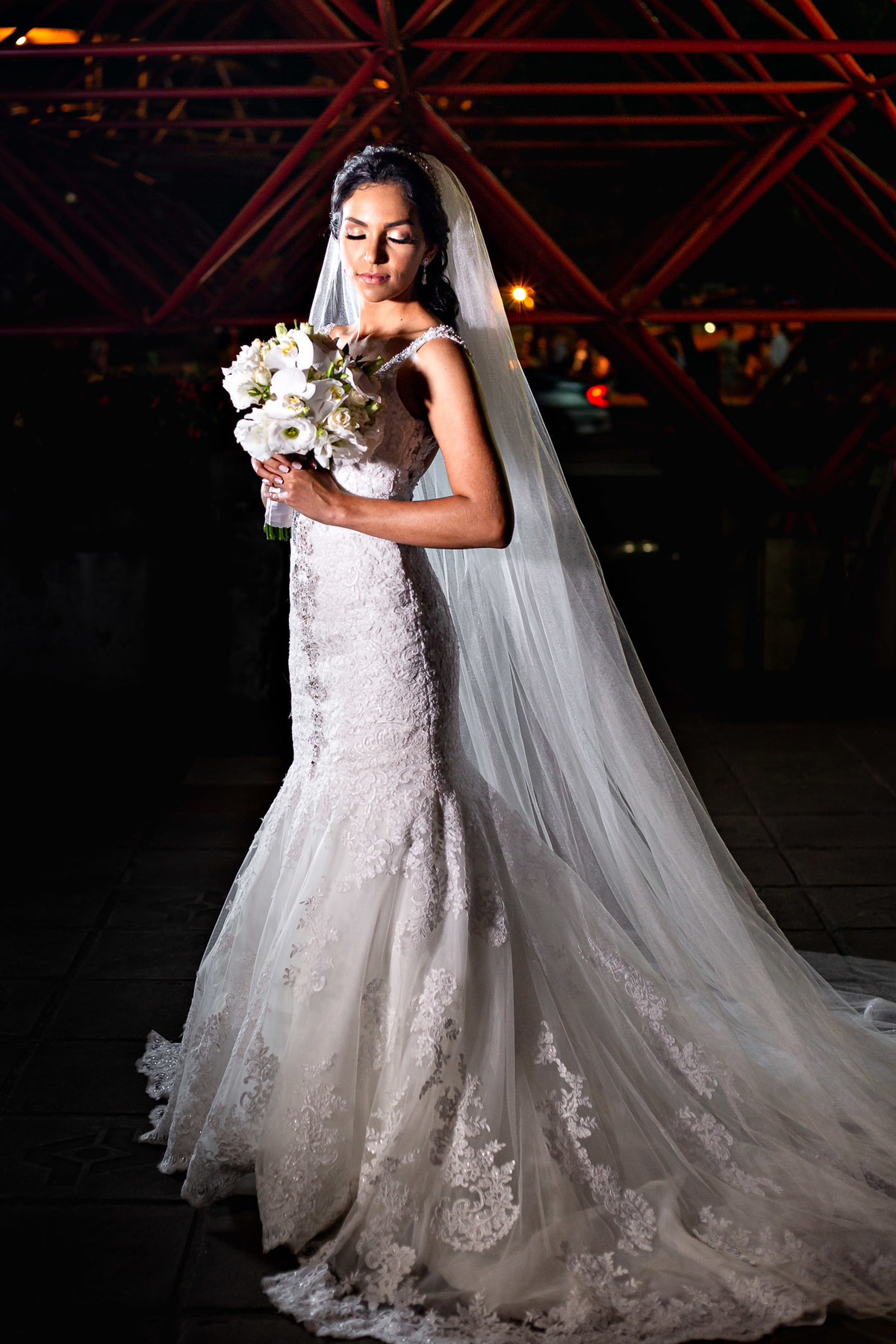 retrato de noiva com vestido de noiva elizabeth marie noivas e maquiagem da noiva salão sá marina
noiva segurando o buquê branco