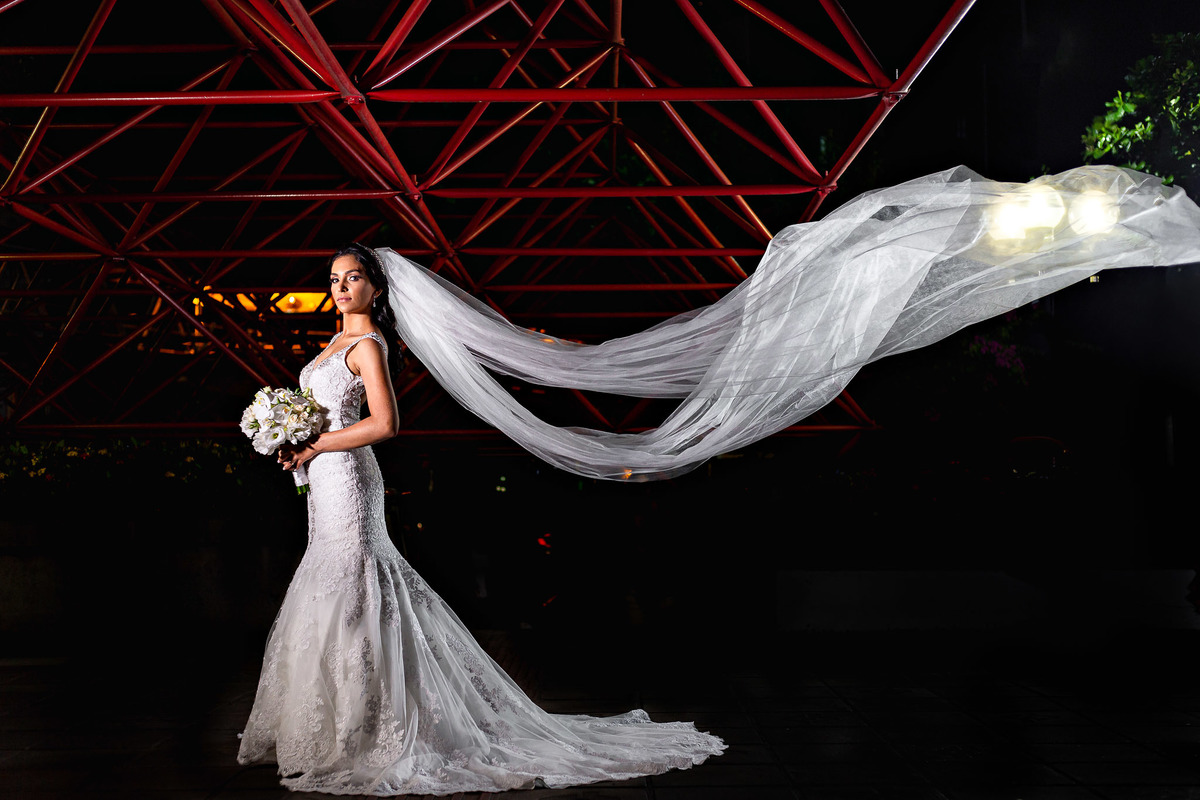 retrato de noiva  com véu voando com vestido de noiva elizabeth marie noivas e maquiagem da noiva salão sá marina
noiva segurando o buquê branco