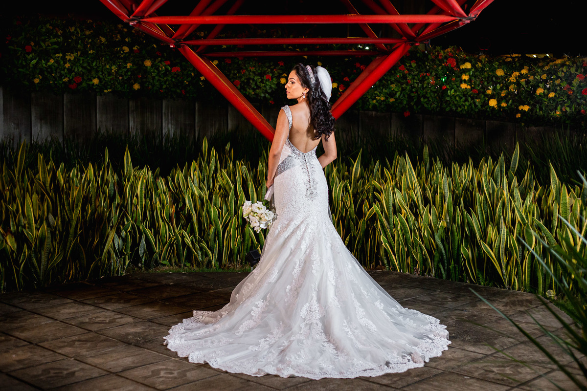 foto da noiva de costas com vestido sereia da elizabeth marie noivas salvador