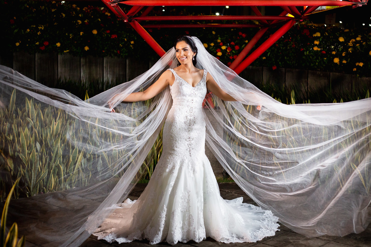 foto da noiva com véu voando e com vestido de noiva sereia da elizabeth marie noivas salvador