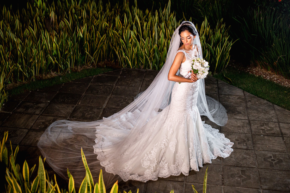 foto da noiva sozinha com vestido sereia segurando buquê, com vestido branco elizabeth marie noivas em salvador