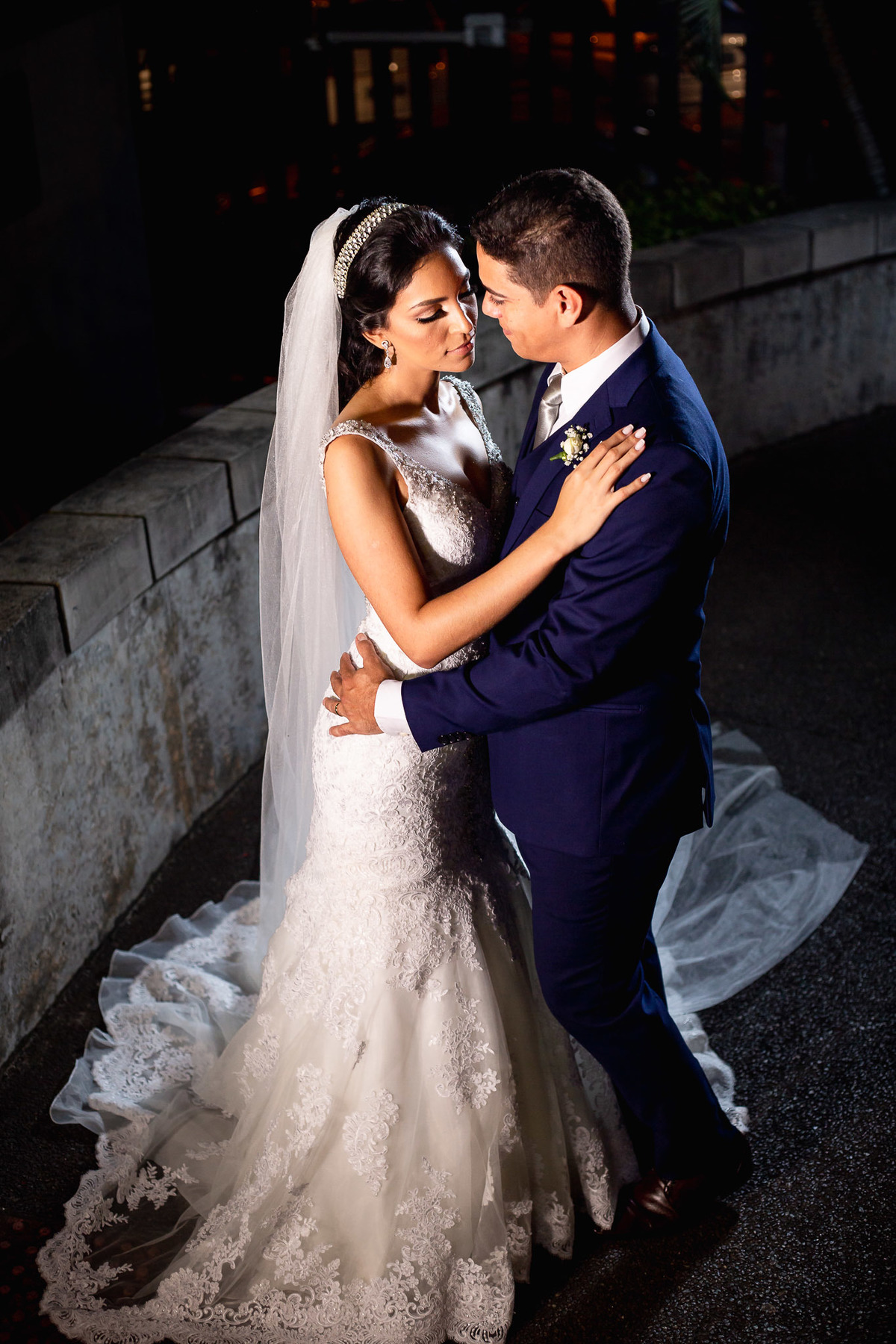 pose de noivos para foto de casamento em salvador