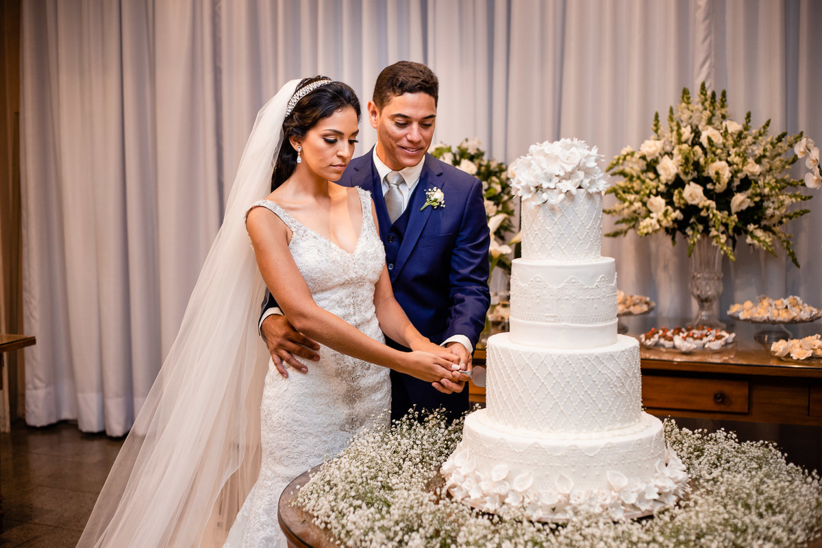foto dos noivos cortando o bolo de casamento em salvador Bahia