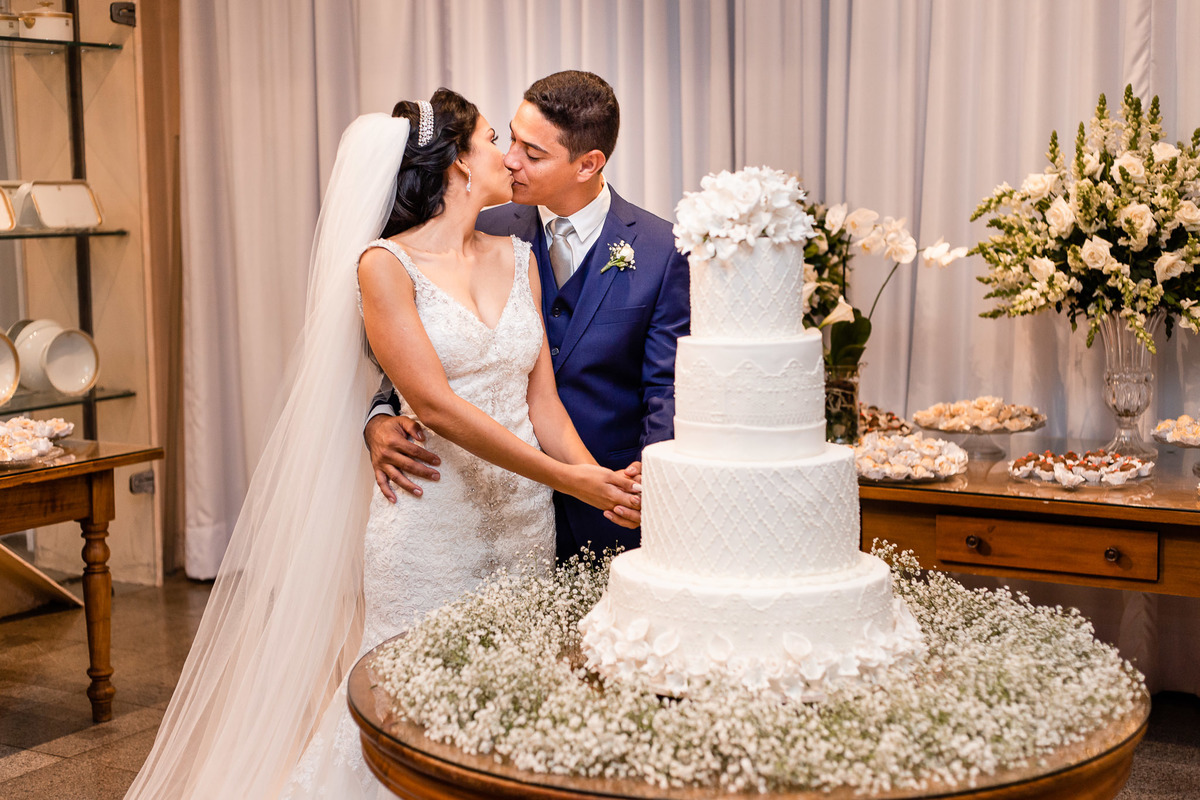 noivos se beijando cortando o bolo em salvador Bahia