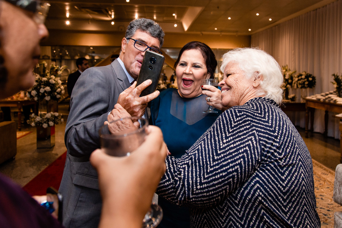 foto espontânea de convidados no casamento em salvador