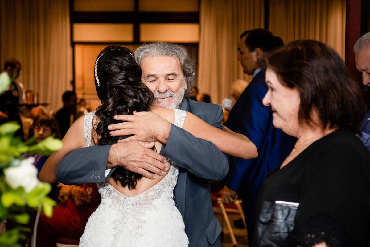 avô abraçando a noiva no casamento emocionado em salvador