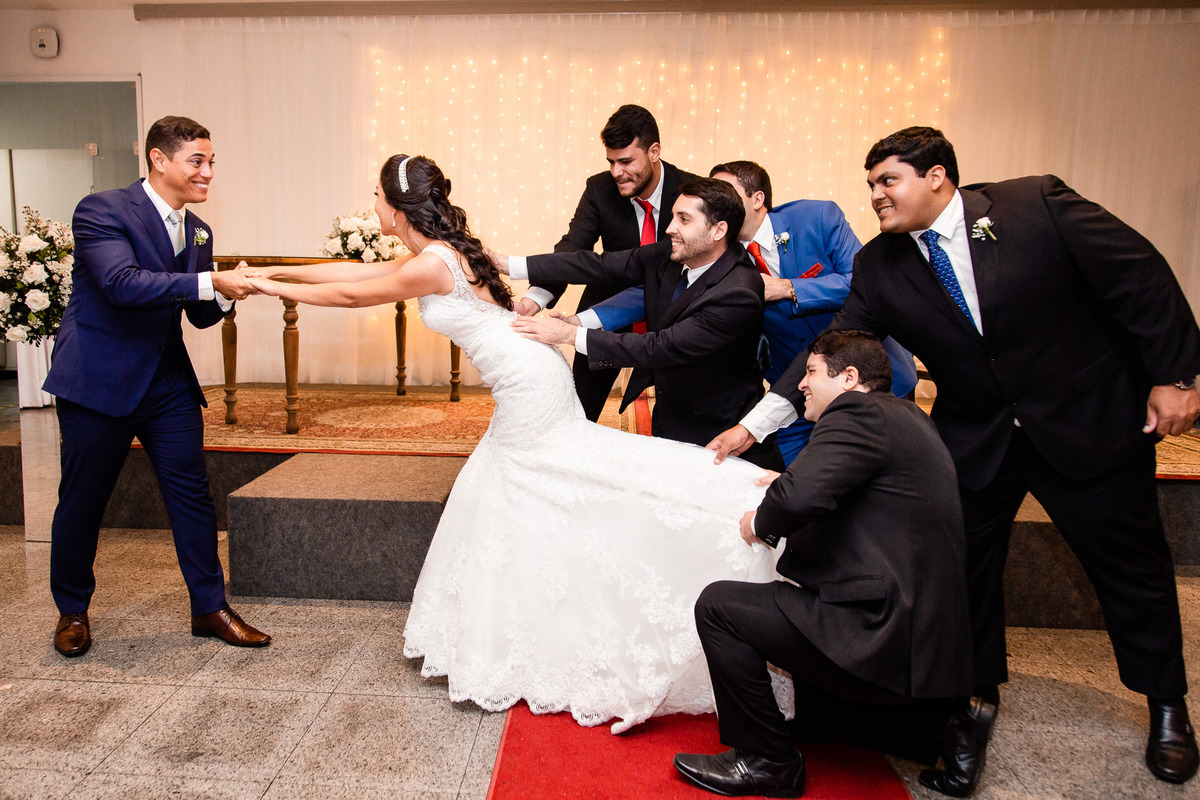 primos puxando a noiva para não beijar o noivo no casamento em salvador