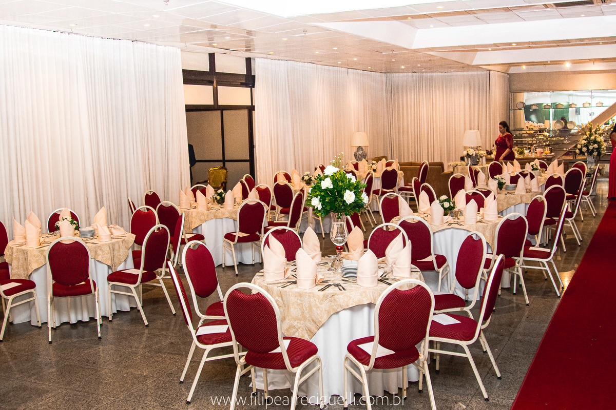 decoração branca e vermelha das mesas dos convidados na casa do comércio Salvador Bahia