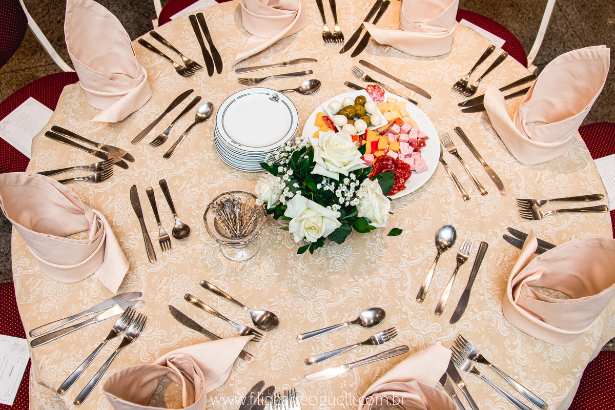 foto da mesa decorada com talheres na casa do comércio salvador Bahia