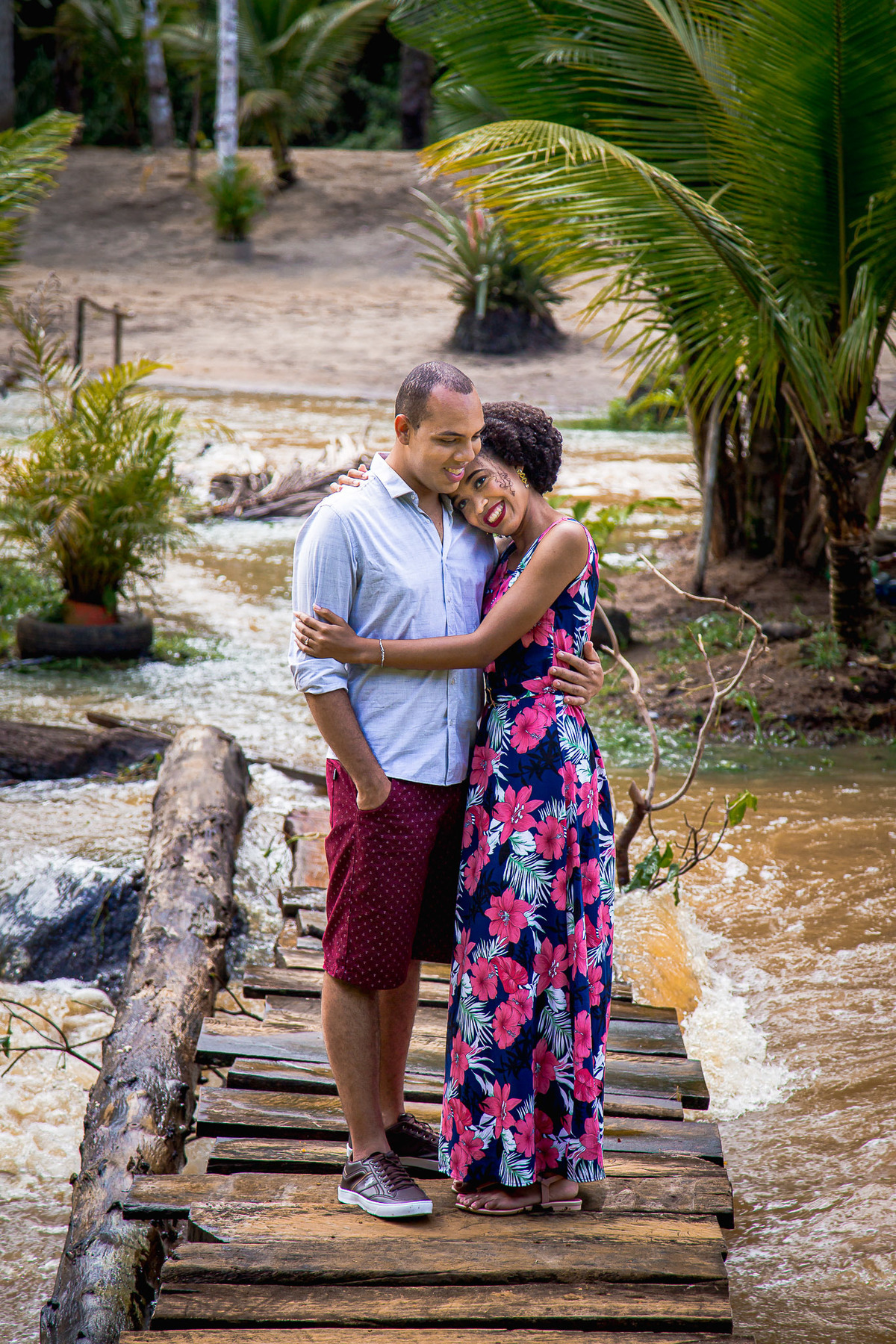 ensaio pré casamento em Nilo Peçanha com noivos abraçados