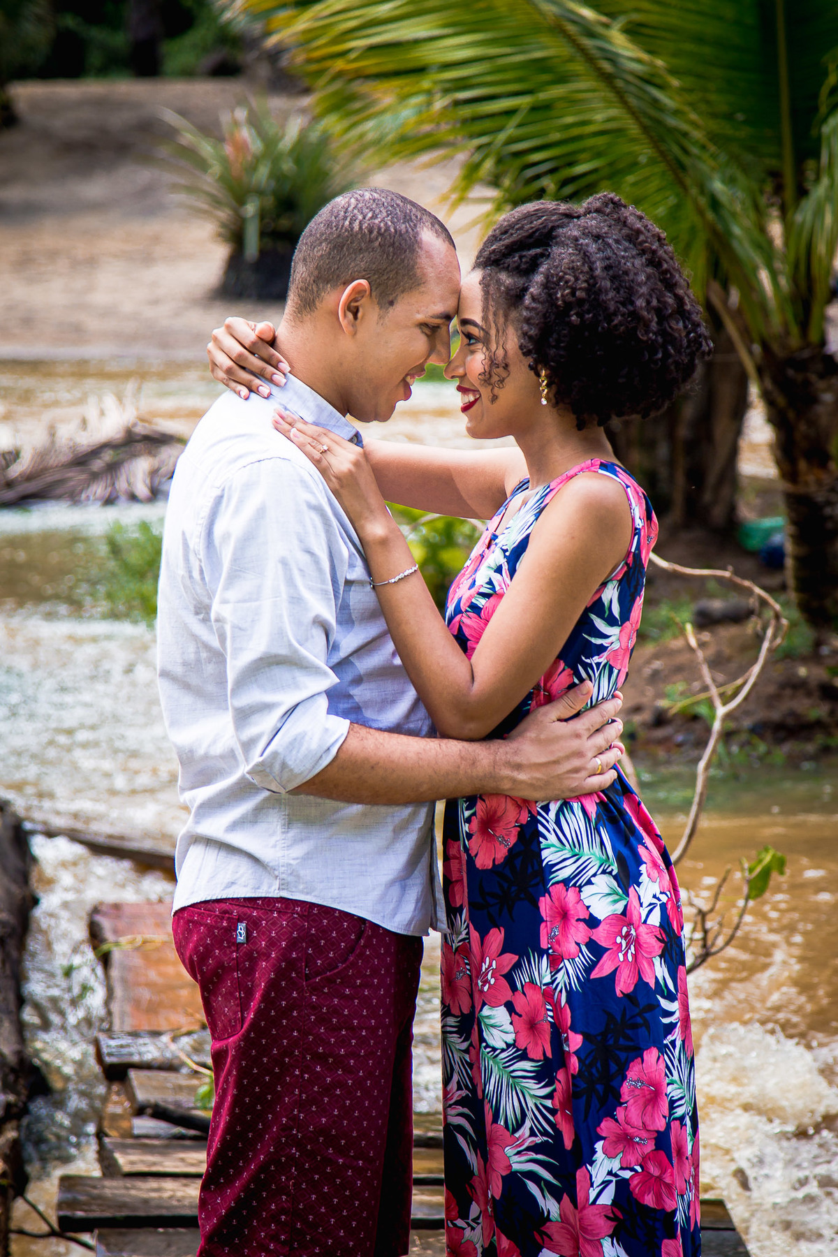 pose de ensaio casal um de frente pro outro
