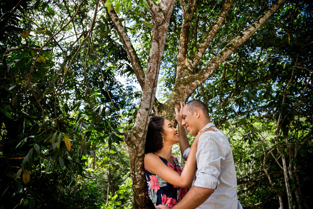 foto de ensaio casal se olhando na arvore