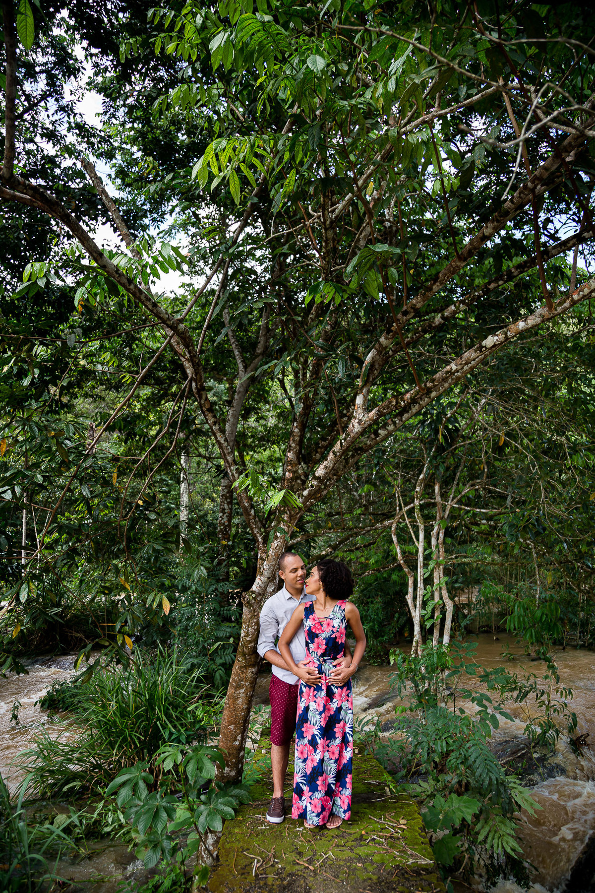 foto de ensaio casal abraçados em baixo da árvore