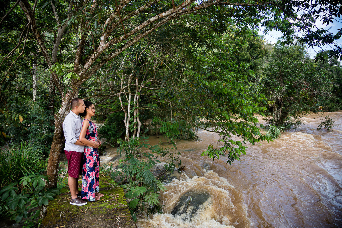 foto de ensaio casal abraçados em baixo da árvore