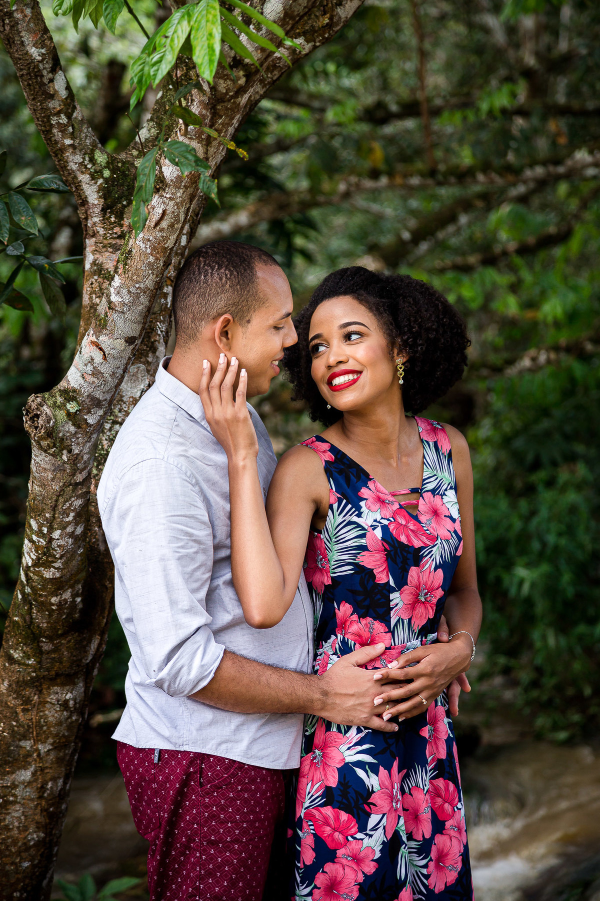 foto de ensaio casal se olhando em baixo da árvore