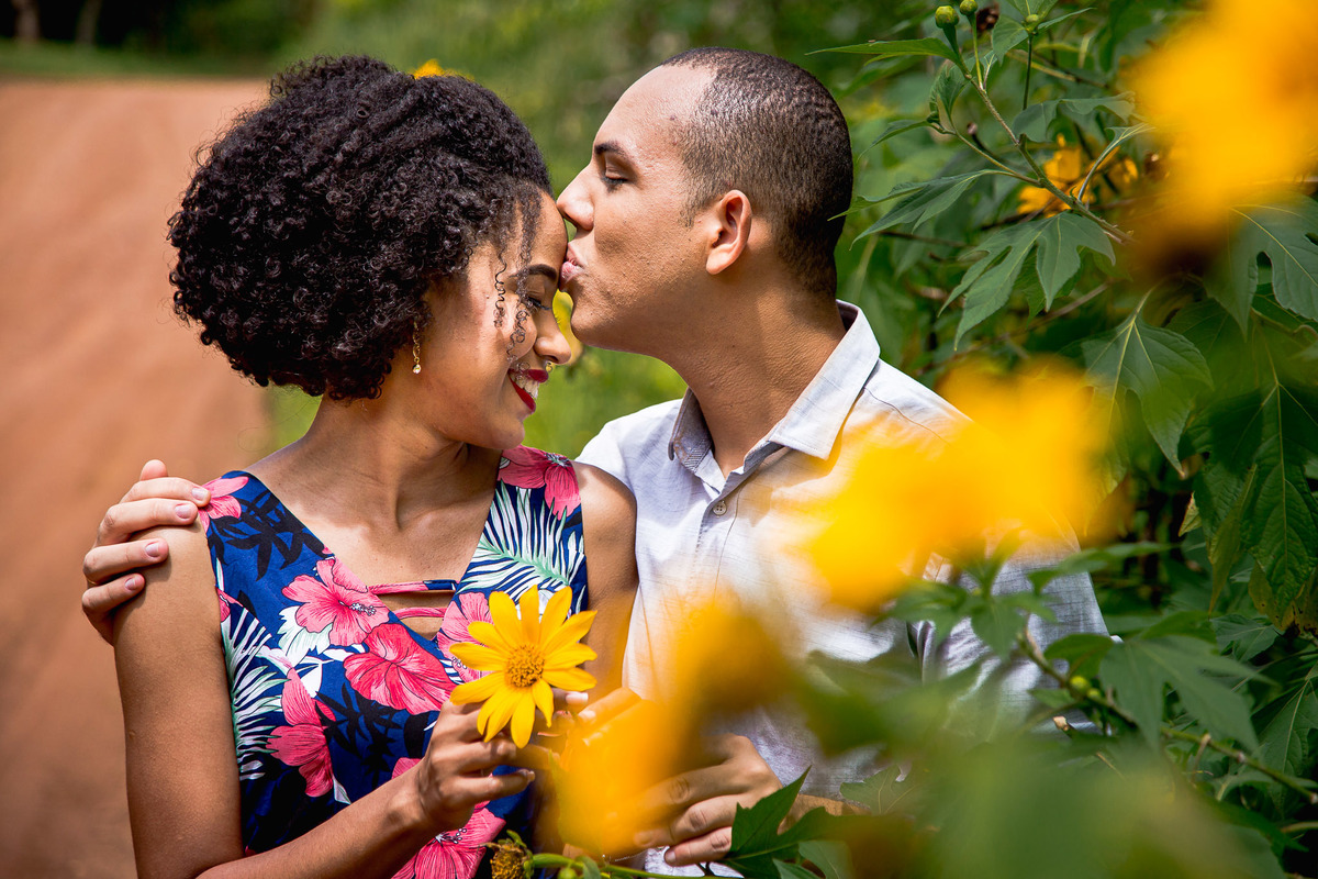 foto casal com flores amarelas