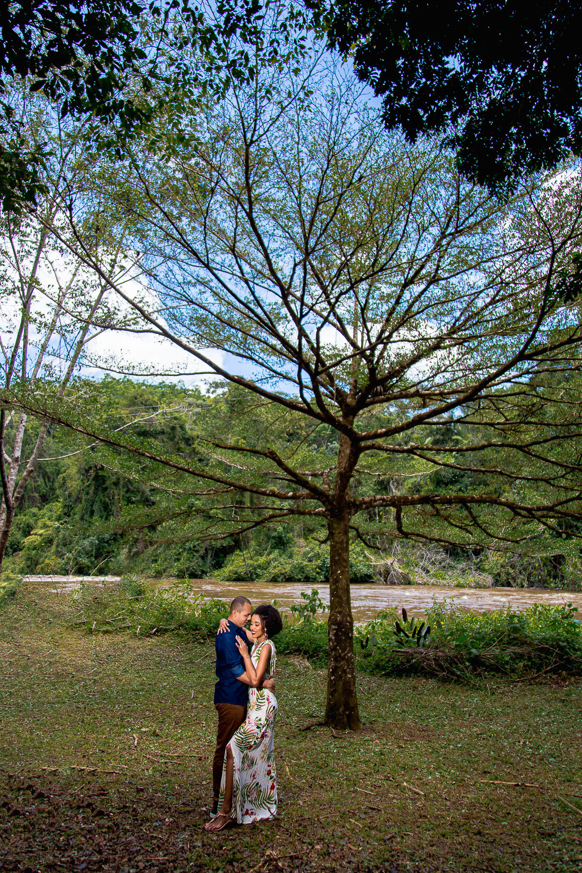 foto casal embaixo da árvore