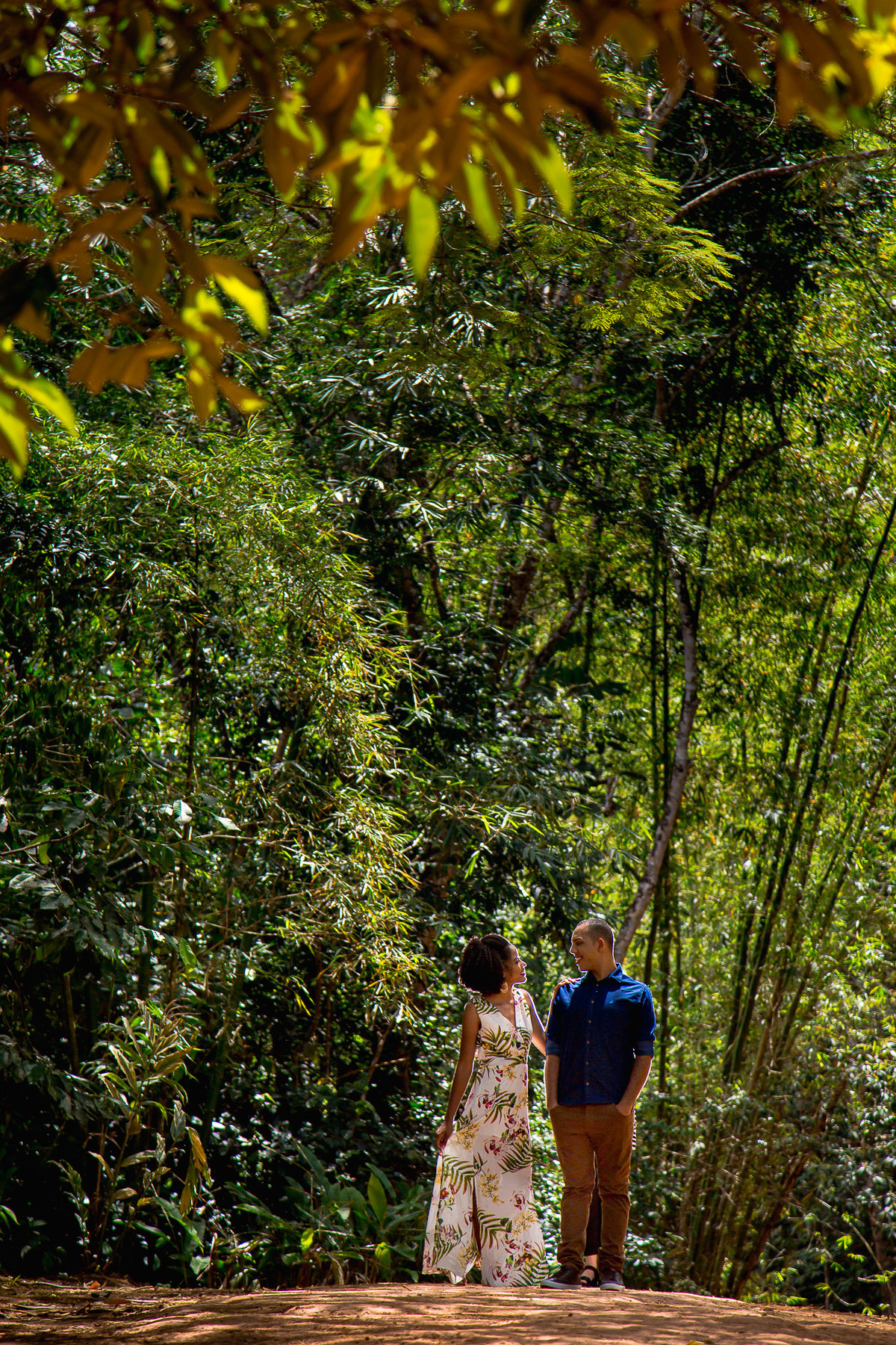 Foto casal no caminho para a cachoeira de pancada grande bahia