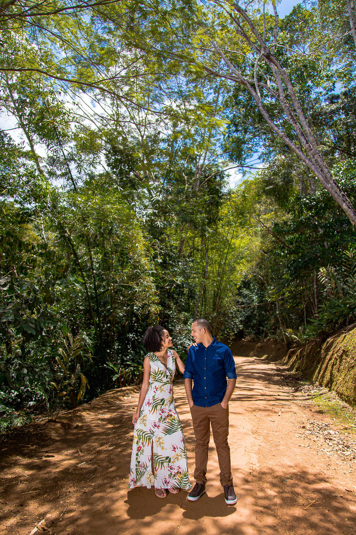 Foto casal no caminho para a cachoeira de pancada grande bahia