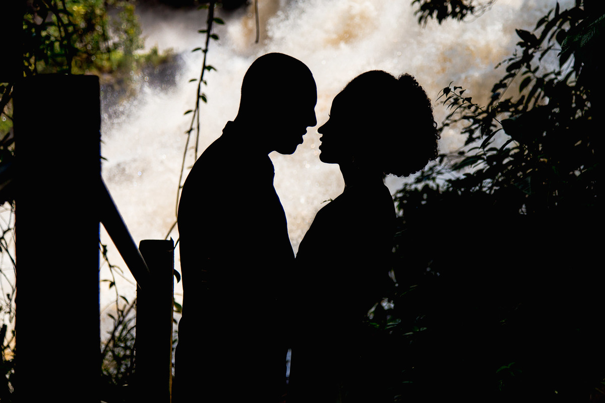 ensaio fotográfico pre casamento nas escadas da cachoeira de pancada grande Ituberá