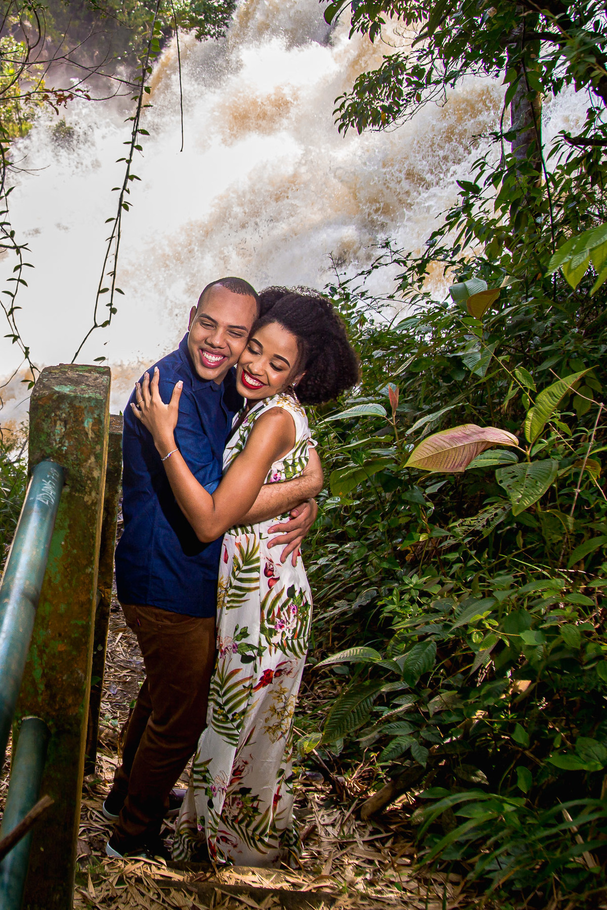 ensaio fotográfico pre casamento nas escadas da cachoeira de pancada grande Ituberá