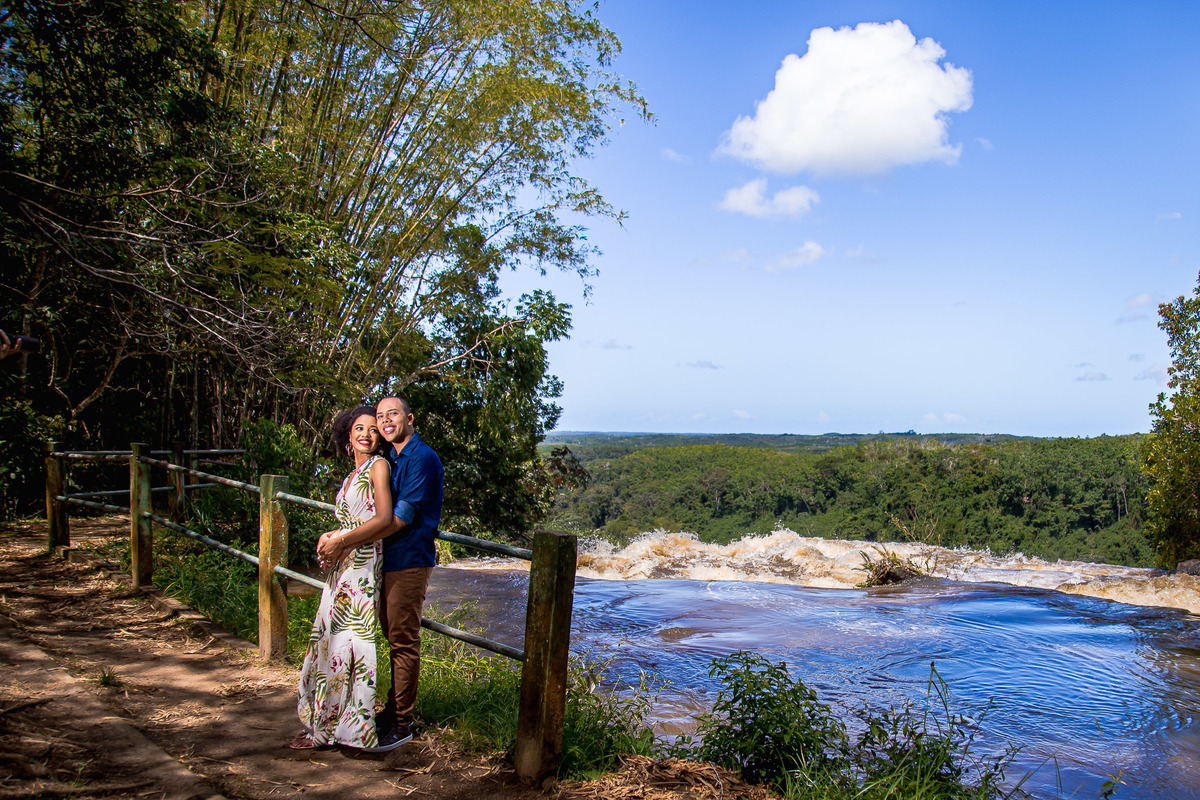 ensaio fotográfico pré casamento na parte de cima da cachoeira de pancada grande ituberá