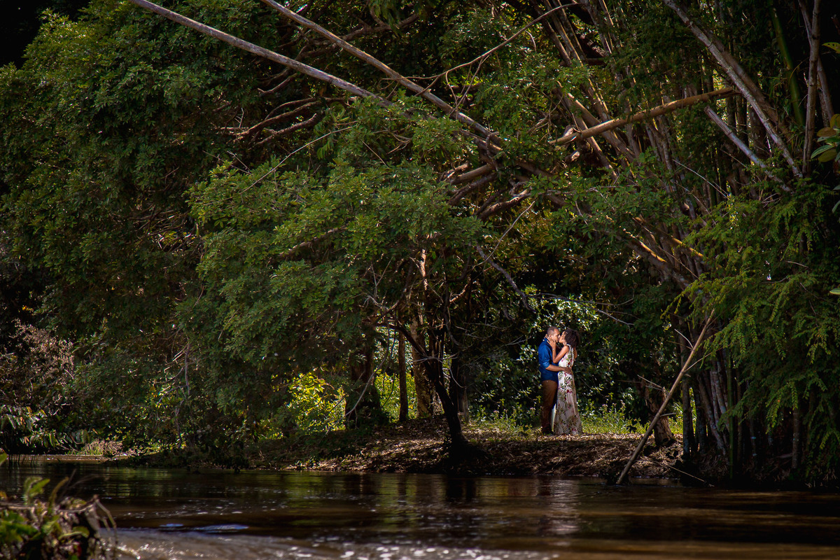 ensaio fotográfico pré casamento na parte de cima da cachoeira de pancada grande ituberá