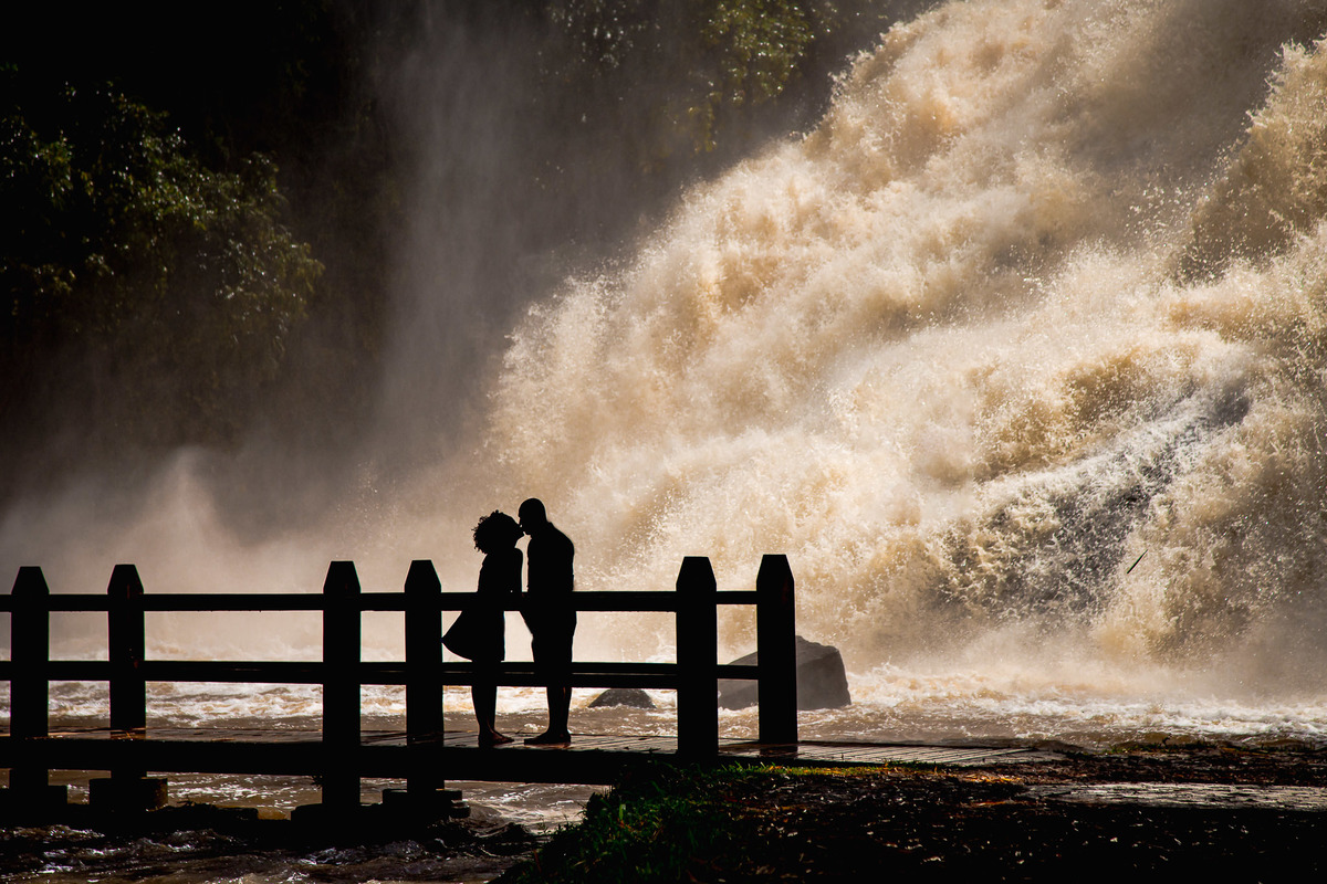 ensaio fotográfico pré casamento  na ponte da cachoeira de pancada grande ituberá, foto silhueta na cachoeira de pancada grande